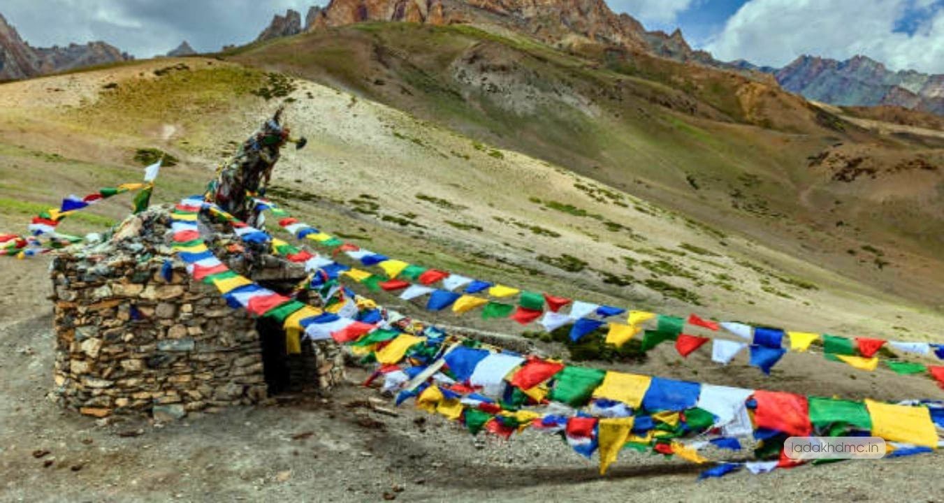 Panoramic view of Fotu La Pass with winding roads, mountain peaks, and Himalayan landscape in Ladakh