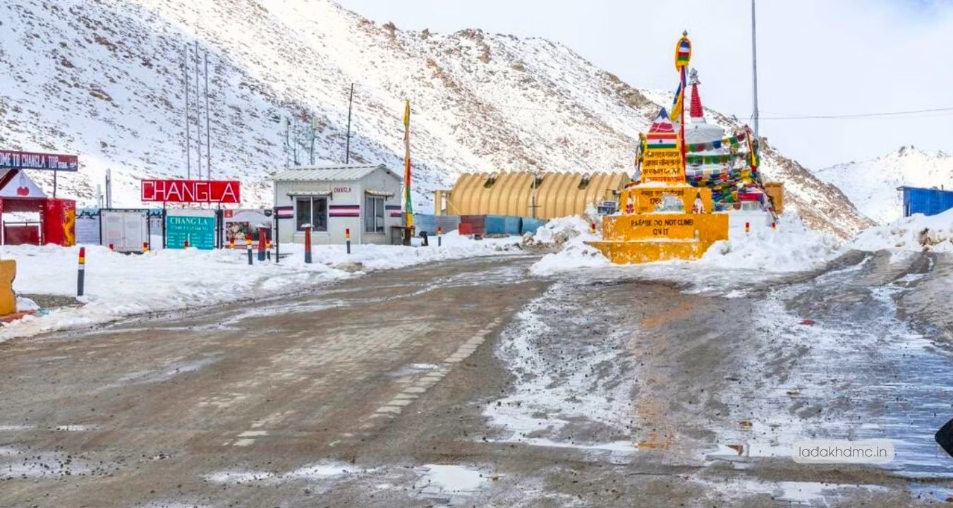Fotu La Pass - scenic high mountain pass on Srinagar-Leh highway