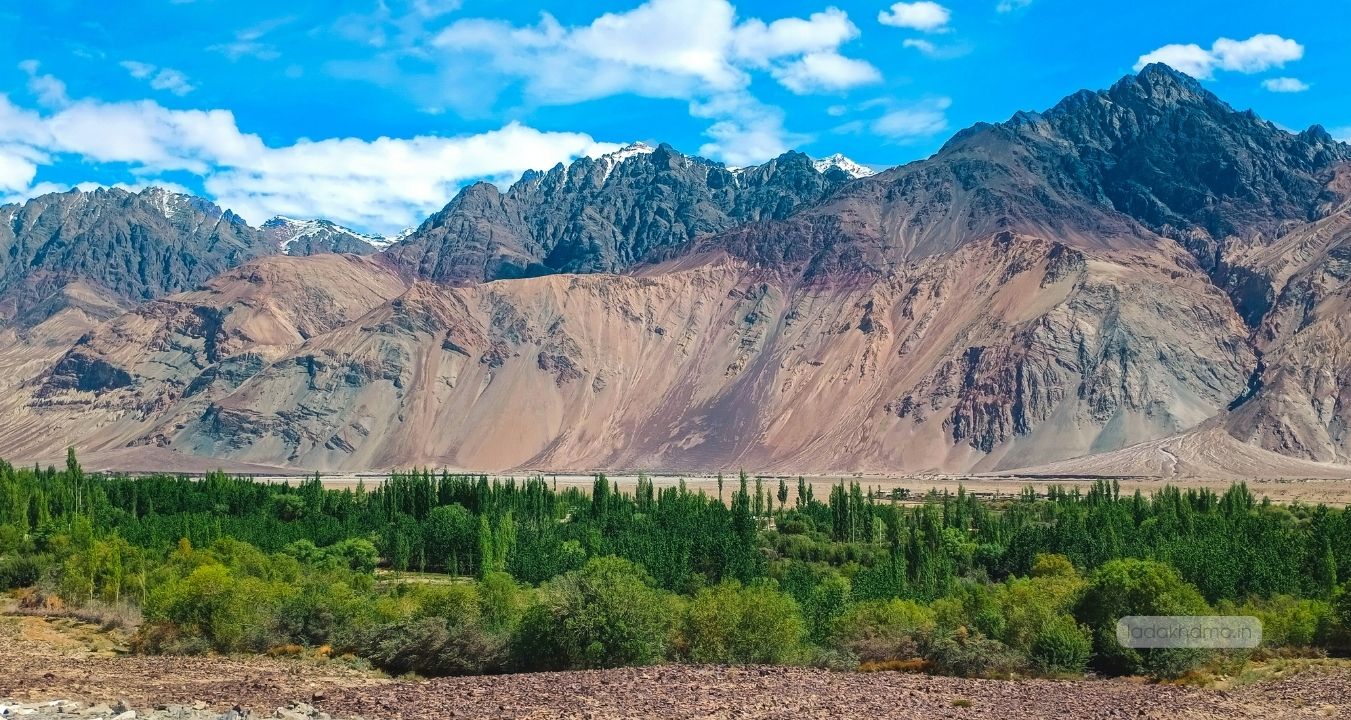 Startsapuk Tso - lesser-known lake with stunning mountain reflections